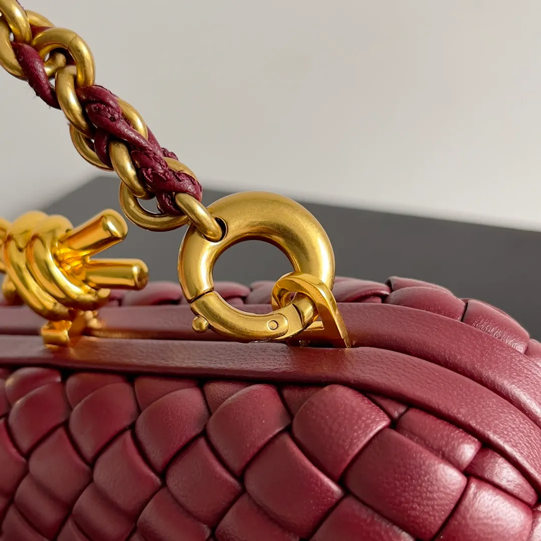 Batch 2260 BOTTEGA VENETA KNOT evening bag chain version for women is now on the market! Delicate and elegant, soft and powerful, this bag is definitely a representative of intellectual women. As an evergreen model of BV, the blessing of the chain is the icing on the cake. The classic weaving once again interprets the unique craftsmanship (the chain can be disassembled separately). Style number: 776662 Size: 19*11.5*5cm